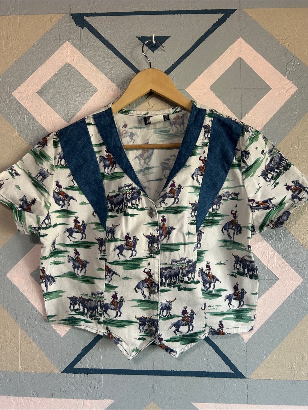 Vintage Cowboy Print Crop Button-Front Top in White and Blue